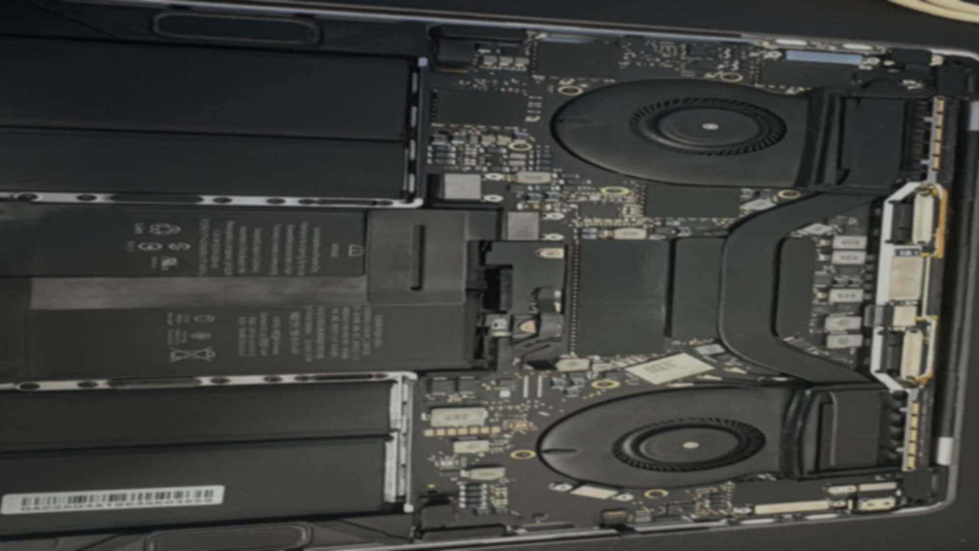 Interior de um notebook com ventoinhas e placa