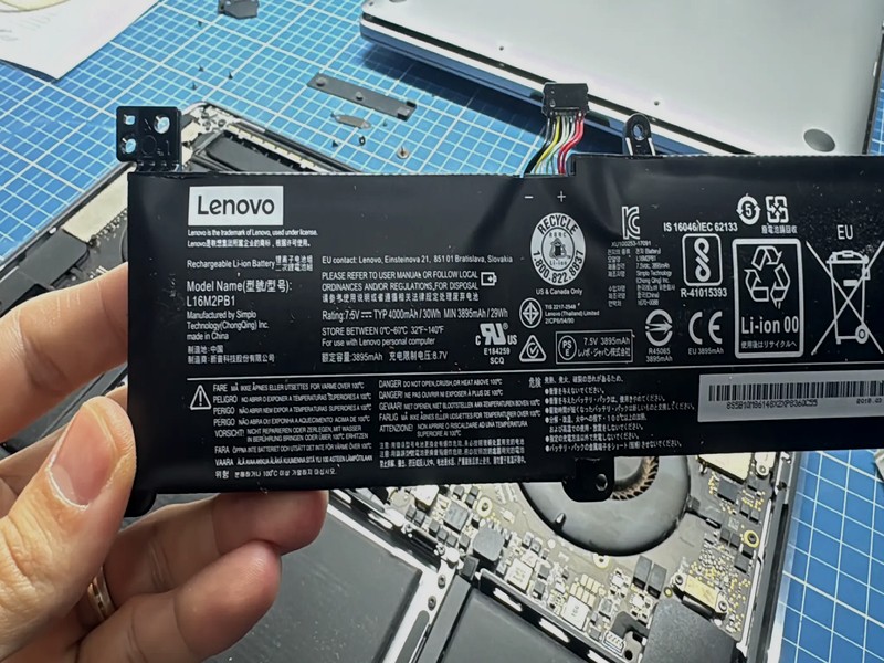 Bateria de notebook em bancada
