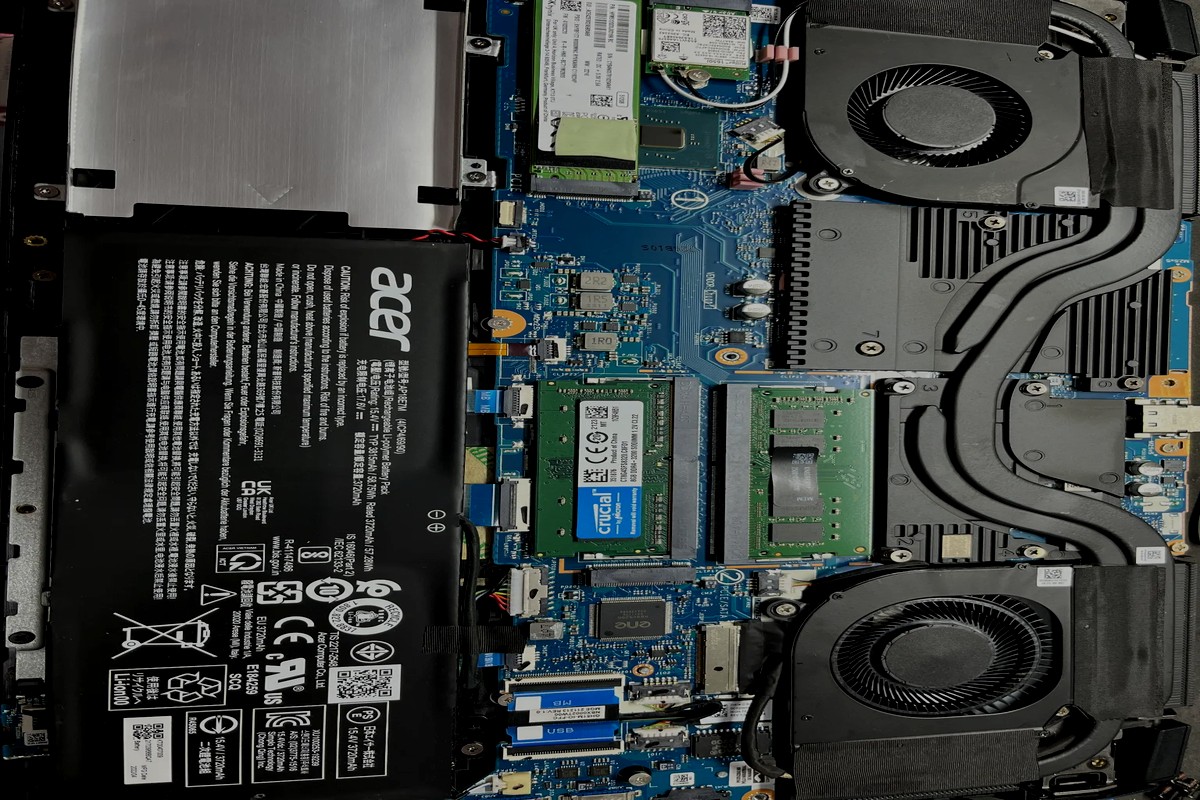Memórias e componentes na placa de um notebook